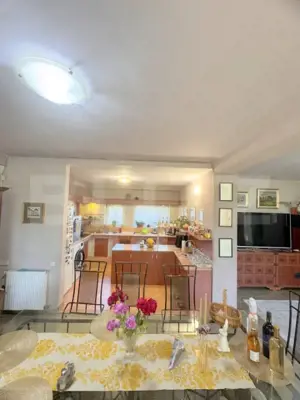 Cladire multifunctionala, pensiune plus casa,  parcari private - imagine 4