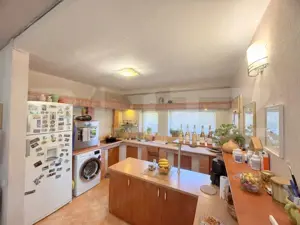 Cladire multifunctionala, pensiune plus casa,  parcari private - imagine 5