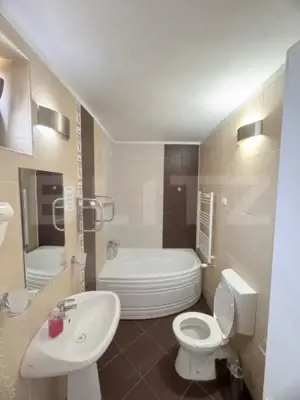 Cladire multifunctionala, pensiune plus casa,  parcari private - imagine 14