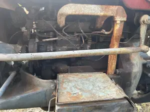 Vând tractor defect 