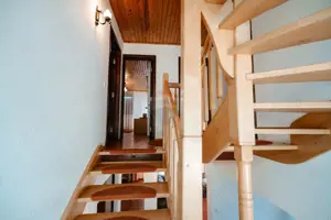 Vilă cu 6 camere, teren de 1000mp, într-un resort montan privat - imagine 7