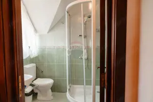 Vilă cu 6 camere, teren de 1000mp, într-un resort montan privat - imagine 19