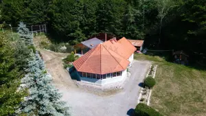 Vilă cu 6 camere, teren de 1000mp, într-un resort montan privat - imagine 9