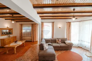 Vilă cu 6 camere, teren de 1000mp, într-un resort montan privat - imagine 11