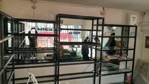 Rafturi si vitrine  de vânzare   Profil Aluminiu si sticla stare buna