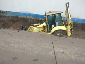 Vând buldoexcavator komatsu WB 93 R 2  - imagine 5