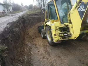 Vând buldoexcavator komatsu WB 93 R 2  - imagine 2