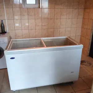 Vând lada frigorifica cu vitrina potrivită pentru magazin alimentar