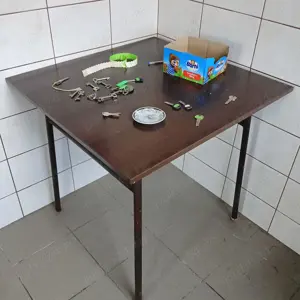 Vand mese cu picioare de fier si blat din pal foarte rezistente