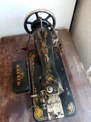 Vind masina de cusut veche, pt colecționari sau folosință. 