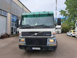 Camion cu platforma si macara hiab
