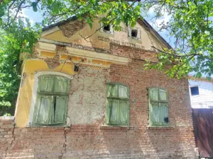 Teren 3100 mp de vanzare + casa veche an 1922 sat Chesinti, jud Arad