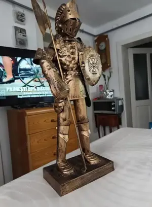 Soldat in armura medievala