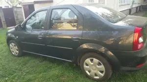 Vand Dacia Logan folosita foarte putin de un om in varsta