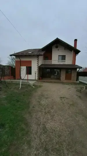 Vând casa cu etaj în zona rurala