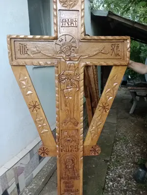 Troița sculptata manual pestejar masiv in stil maramureșean 