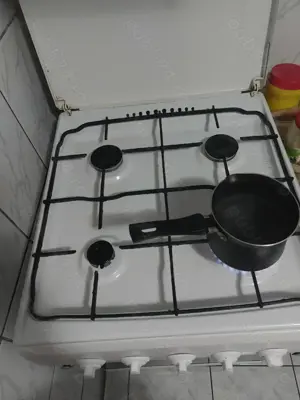 Vând aragaz cu 4 ochiuri și cuptor pe gaz