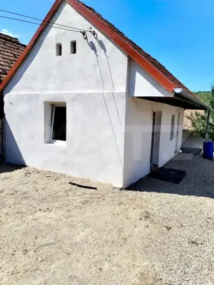 „Casă accesibilă în Aiud – 2 camere, zonă liniștită, potențial mare”