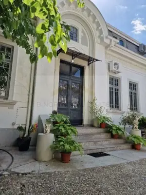 Investiție versatilă centrul Capitalei – 35 camere, 25 băi, 7 module independent