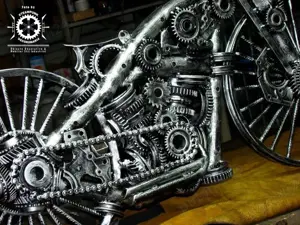 Sculptura fier "Motocicleta steampunk"piese auto moto reciclate. - imagine 3