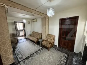 Apartament de 3 camere, decomandat, parter, zona Valea Rosie