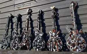 Sculptura fier- Decor industrial de perete Chitara-Doar 3 disponibile.