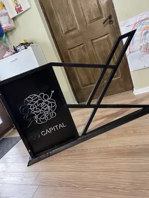 Birou stil indistrial cu logo din tabla debitata laser personalizabil