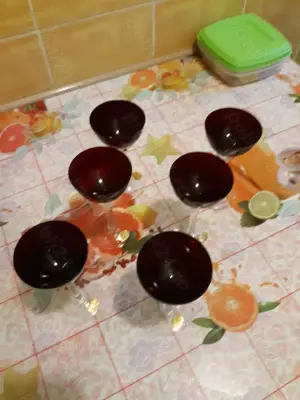 Vand set farfurii desert - 6 bucati plus platou . pret 50 lei. mun ARAD. Nu trimit prin posta sau cu