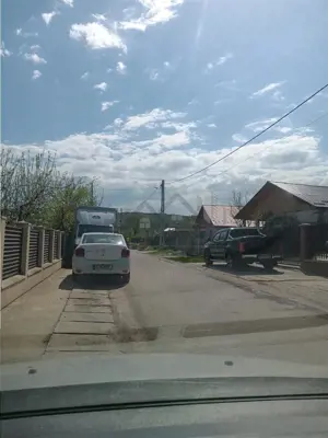 Uricani TEREN 1000mp str asfaltata cu toate utilitatile intre case