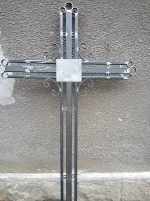 Execut cruci funerare din metal