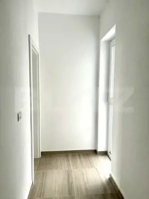 Apartament cu 2 camere, complet decomandat, terasa mare, zona asfaltata Giroc.