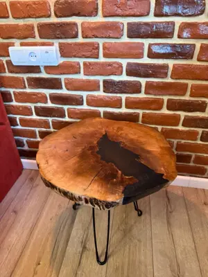 Masă din lemn și rășină 