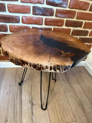 Masă din lemn și rășină 