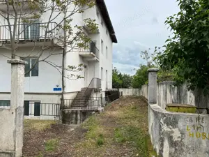 Vand vila situata in Pitesti, impartita in 8 apartamente - imagine 2