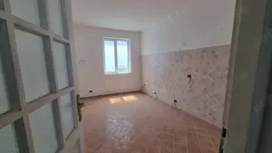 Vand vila situata in Pitesti, impartita in 8 apartamente - imagine 5