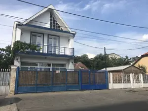 Proprietar, inchiriez ap. 1 camera, parter vila, str. Victor Hugo 31