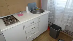 Inchiriez garsoniera in Deva, zona Dacia, etaj 3, bloc de 4 etaje, usa metalica, centrala termica, 