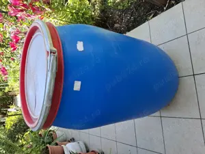 Vand doua butoaie plastic   de 120 l