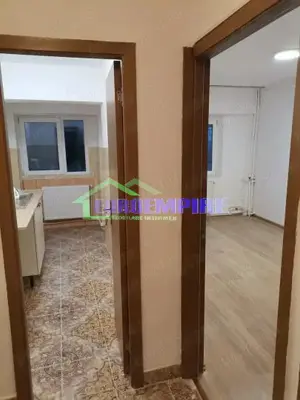 Garsoniera de vanzare zona Poarta 6, decomandata, etaj 1