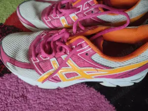 Vând pantofi sport Nike 