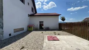 Vila la rosu intr o zona rezidentiala exclusivista Halchiu - imagine 8