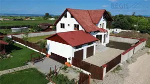 Vila la rosu intr o zona rezidentiala exclusivista Halchiu - imagine 2