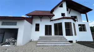 Vila la rosu intr o zona rezidentiala exclusivista Halchiu - imagine 4