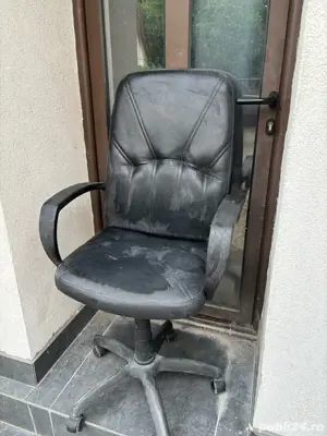 vand un scaun de birou cu roti  - imagine 4