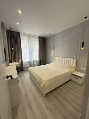 Inchiriez apartament de 2 camere in zona Victoriei