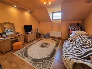 Casă Individuală cu 8 Camere și 4 Băi   de Vânzare în Ciarda Roșie - 375.000 Euro - imagine 7  Casă Individuală cu 8 Camere și 4 Băi   de Vânzare în Ciarda Roșie - 375.000 Euro - imagine 7