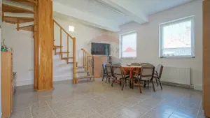 Casă falnică, curte individuală, langă Piața Unirii, în inima Scheilor - imagine 13