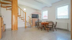 Casă falnică, curte individuală, langă Piața Unirii, în inima Scheilor - imagine 10