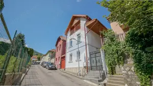 Casă falnică, curte individuală, langă Piața Unirii, în inima Scheilor