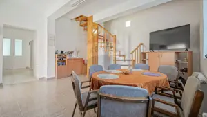 Casă falnică, curte individuală, langă Piața Unirii, în inima Scheilor - imagine 7